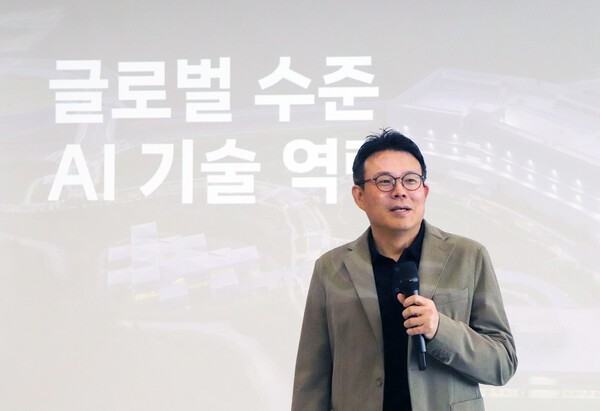 이상준 네이버클라우드 운영총괄본부장(CIO)이 지난 27일 자사 데이터센터인  ‘각 세종’에서 열린 테크밋업에서 발표하고 있다. [출처=네이버클라우드]