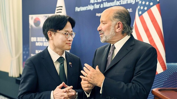 김정관 산업통상자원부 장관이 미국 워싱턴 DC 월라드 인터콘티넨탈호텔에서 열린 한미 제조업 파트너십 양해각서(MOU) 체결식에서 하워드 러트닉 미국 상무부 장관과 대화하고 있다. [출처=산업통상자원부 ]