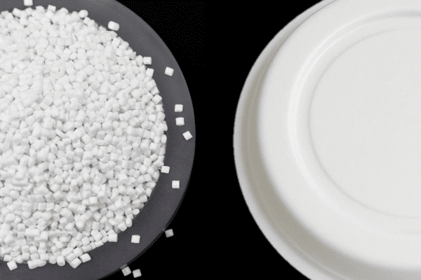 롯데케미칼 접착성 소재(사진 왼쪽) 및 식품 포장용기. [출처=롯데케미칼]