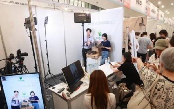 실시간 방송으로 상품을 판매하는 ‘라이브 커머스’가 급성장하는 가운데, 관련 소비자 피해 사례도 함께 급증하고 있다. [출처=연합]