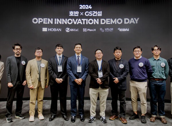 '오픈이노베이션 데모데이' 기념촬영.(왼쪽 네번째)김대헌 호반그룹 기획총괄사장.[출처=호반그룹]