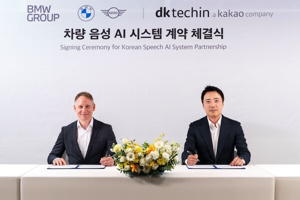 안드레아스 스툼(Andreas Stumm) BMW 그룹 R&D 센터 코리아 총괄(좌) 디케이테크인 이원주 대표(우) [출처=BMW 그룹 코리아]