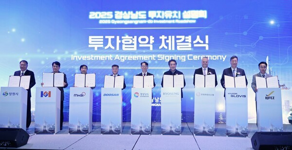 이규복 현대글로비스 대표이사(오른쪽에서 두번째)가 협약 체결 후 관계자들과 기념촬영을 하고 있다.[출처=현대글로비스]