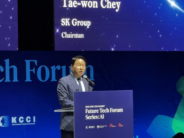APEC CEO 서밋 AI 퓨처테크포럼이 28일 경북 경주시 경주엑스포대공원 문화센터에서 열렸다. 최태원 SK그룹 회장이 기조연설을 하고 있다. [출처=연합]