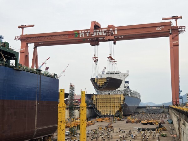 HD현대삼호 조선소 도크에서 건조되고 있는 컨테이너선 [출처=진명갑 기자]