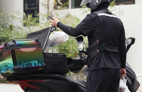 쿠팡이츠, 배달의민족, 신세계 SSG, GS리테일 등 주요 배달 플랫폼과 대형 유통사들이 '1시간 내 배송'을 앞세운 퀵커머스 시장에 본격적으로 뛰어들면서 골목상권과 소상공인의 생존 기반이 위협받고 있다는 지적이 나왔다.[출처=연합]