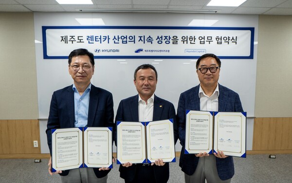 (왼쪽부터)현대차 김승찬 전무, 제주특별자치도렌터카조합 강동훈 이사장, 현대캐피탈 심장수 전무가 협약식 체결 이후 기념사진을 촬영하고 있다.[출처=현대차]