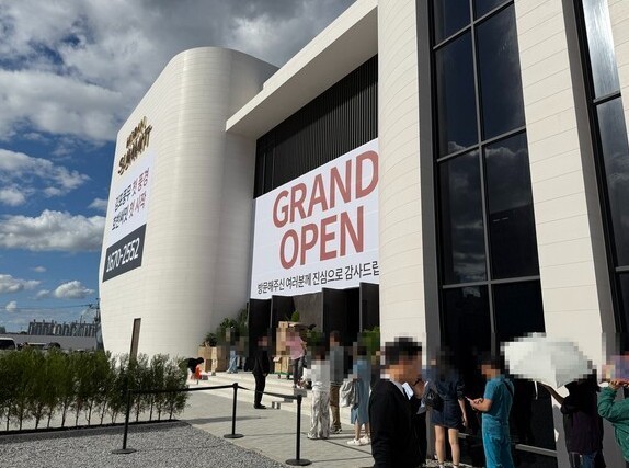 견본주택 입장을 기다리는 방문객 모습. [출처=EBN]