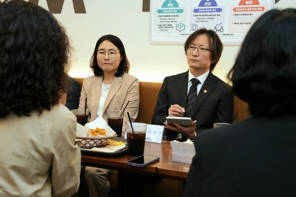 주병기 공정거래위원장(왼쪽 두번째)이 소상공인들과 간담회를 갖고 있다. [출처=공정거래위원회]