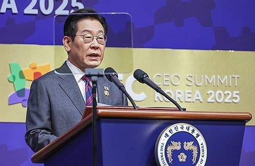 이재명 대통령이 29일 경북 경주예술의전당에서 열린 'APEC CEO(최고경영자) 서밋'에서 특별연설을 하고 있다. [출처=연합]