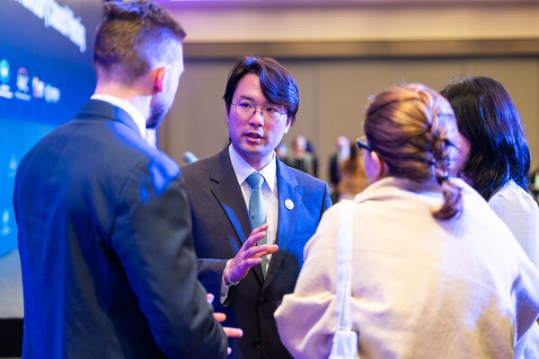 코오롱그룹은 이규호 부회장이 지난 28일 부산에서 열린 아시아태평양경제협력체(APEC) 기업인자문위원회(ABAC) 4차회의 폐막행사를 주재하며 APEC 정상들에게 전할 정책권고안을 최종 확정했다고 밝혔다. 사진은 이 부회장이 행사 참여자들과 대화를 나누는 모습. [출처=코오롱]