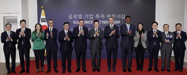 이재명 대통령이 29일 경북 경주예술의전당에서 열린 글로벌 기업투자 파트너십에서 참석자들과 함께 기념촬영을 하고 있다.(왼쪽부터 김용범 대통령실 정책실장, 강훈식 대통령 비서실장, 카레나 칸실레리 유미코아 본사 배터리사업부 대표, 니콜라 푸아리앙 에어리퀴드코리아 대표, 이진안 앰코테크놀로지코리아 대표, 맷 가먼 아마존웹서비스(AWS) CEO, 이재명 대통령, 니콜라 파리 르노 한국 CEO, 반 홀 코닝 한국 총괄사장, 뷔 트란 지멘스 헬시니어스 아태지역 CEO, 김정관 산업통상부 장관, 위성락 국가안보실장, 강경성 코트라 사장) [출처=연합]