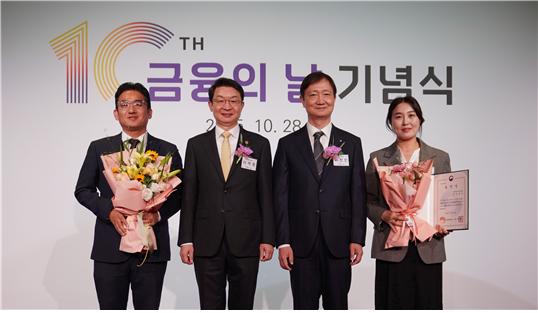 (오른쪽부터)세람저축은행 엄문주팀장, 이찬진 금융감독원장, 이억원 금융위원장, 세람저축은행 박지훈전무이사. [출처=세람저축은행]