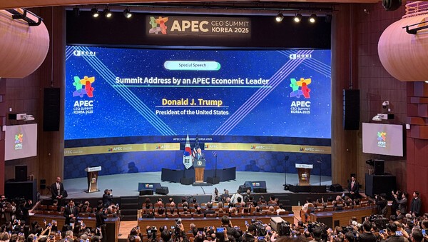 도널드 트럼프 미국 대통령이 29일 경북 경주 예술의전당에서 열린 '2025 아시아태평양경제협력체 최고경영자 서밋(APEC CEO SUMMIT)'에 참석해 연설하고 있다.  [출처= EBN ]