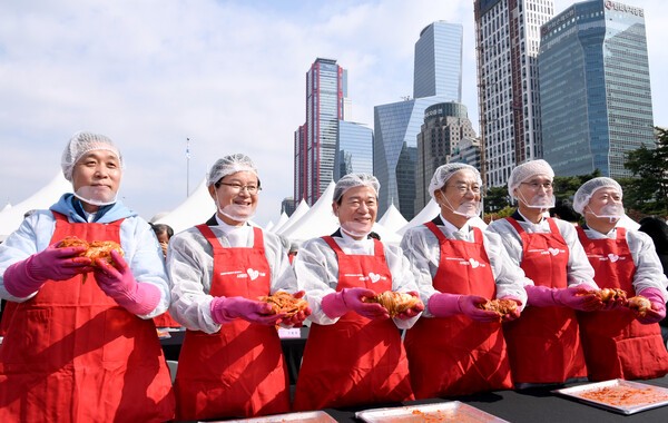 (왼쪽부터) NH투자증권 윤병운 대표, 영등포구청 최호권 구청장, 금융투자협회 서유석 회장, 초록우산어린이재단 황영기 회장, 한국예탁결제원 이순호 사장, 한국증권금융 김정각 사장이 29일 여의도공원에서 열린 ‘제15회 사랑의 김치페어’에 참가해 김장을 담그고 있다. [출처=금융투자협회]