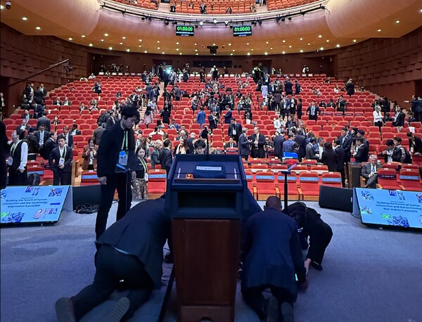 APEC 준비단이 트럼트 대통령 연설 준비를 하고 있는 장면.  [출처= EBN ]