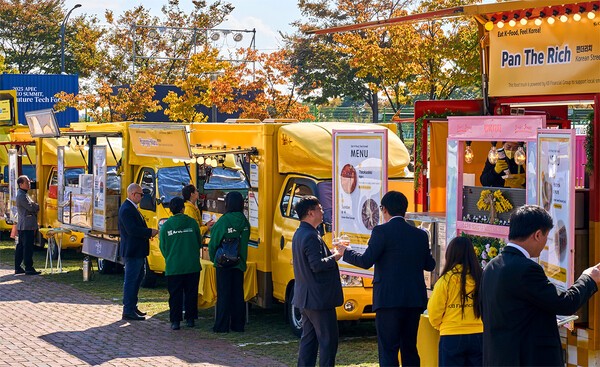 ‘KB착한푸드트럭’ 사장님들이 경주 예술의 전당에서 진행되는 ‘APEC CEO 서밋’ 현장에 마련된 ‘KB 푸드트럭 파크’에서 식음료를 제공하고 있다. [출처=KB금융]