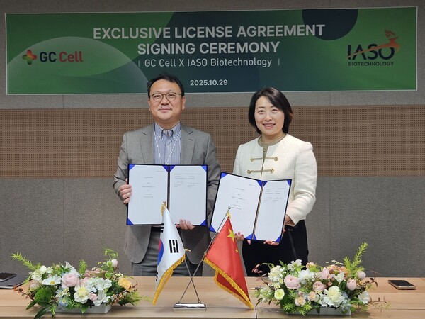 좌측부터 원성용 지씨셀 대표와 장진화(Jinhua Zhang) 이아소 바이오테크놀로지 대표. [출처=지씨셀]