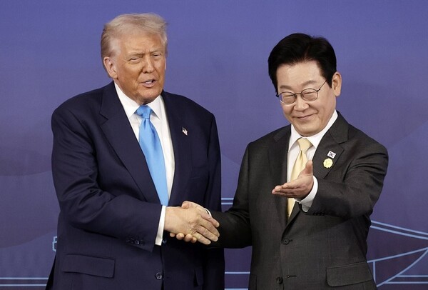 이재명 대통령(사진 오른쪽)이 도널드 트럼프 미국 대통령(사진 왼쪽)에게 자리를 안내하고 있다. [출처=연합]