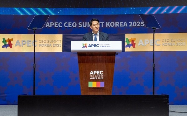 오경석 두나무 대표가 29일 아시아태평양경제협력체(APEC) 정상회담의 부대행사로 열린 APEC CEO 서밋에서 기조 연설을 진행했다. [출처=두나무]
