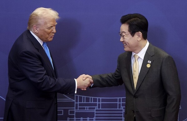 이재명 대통령이 29일 경북 경주 힐튼호텔 그랜드볼룸에서 열린 대통령 주최 정상 특별만찬에 앞서 도널드 트럼프 미국 대통령을 영접하고 있다. [출처=연합]