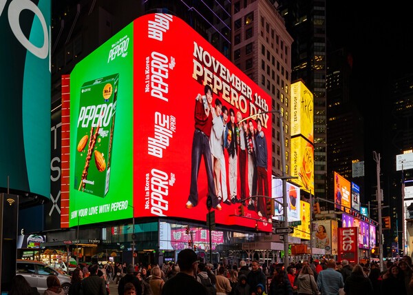 미국 뉴욕 타임스스퀘어 ‘TSX 브로드웨이(TSX Broadway)’ 빌딩에서 송출되고 있는 ‘빼빼로데이’ 글로벌 통합 마케팅 캠페인 영상 모습. [출처=롯데웰푸드]