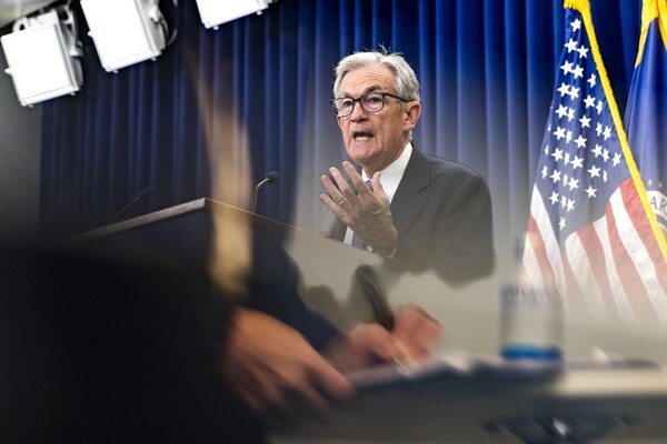 제롬 파월 미국 연방준비제도(Fed) 의장이 2025년 10월 29일 미국 워싱턴 D.C. 연방준비제도에서 두 번째 연속으로 금리를 0.25%포인트 인하한 후 기자들과 대화하고 있다. [출처=연합뉴스]