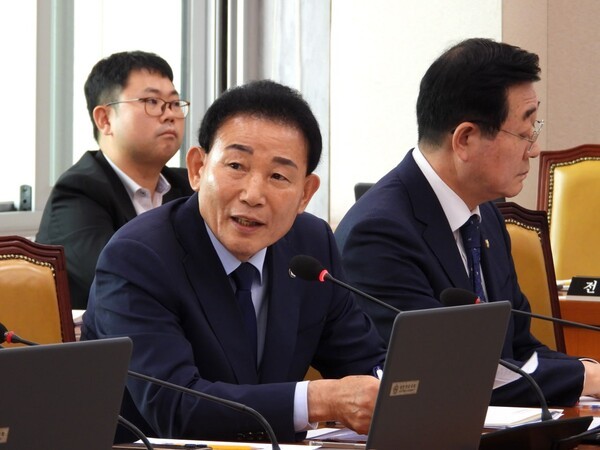 박용갑 의원(더불어민주당, 대전 중구)이 30일 국토교통부 종합감사에서 서대전역 복합환승센터 개발 사업을 국토교통부의 '제4차 환승센터 및 복합환승센터 구축 기본계획'에 반영해 줄 것을 김윤덕 국토교통부 장관에게 공식적으로 요청했다. [출처=박용갑 의원실]