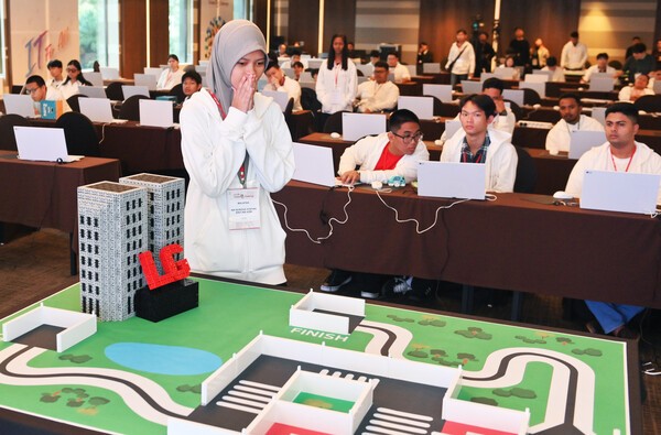 LG전자가 개최한 '2025 글로벌장애청소년IT챌린지' 본선 대회에서 참가자들이 자율주행차 프로그래밍 능력을 평가하는 'eCreative_Smart Car' 종목에 참가 중인 모습. [출처=LG전자]