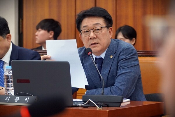 30일 더불어민주당 허종식 의원(국회 산업통상자원중소벤처기업위원회, 인천 동구미추홀구갑)이 인천 지역 주요 국가중요시설 7곳(인천국제공항공사, 인천항만공사, 한국가스공사 인천기지, 발전 4사)의 안티드론 시스템 현황을 분석한 결과, 드론 출현 빈도와 대응 시스템 수준 간의 심각한 불균형이 나타났다.[출처=허종식 의원실]