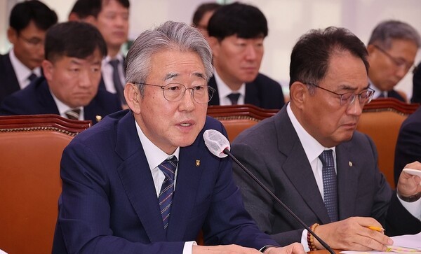 강호동 농업협동조합중앙회 회장이 지난 24일 서울 여의도 국회 농림축산식품해양수산위원회에서 열린 국정감사에서 의원 질의에 답하고 있다. [출처=연합]