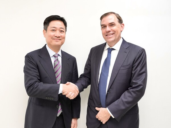 ‘2025 APEC CEO 서밋’ 현장에서 홍범식 LG유플러스 대표(좌)와 맷 가먼 AWS CEO가 기념촬영을 하는 모습. [출처= LG유플러스]