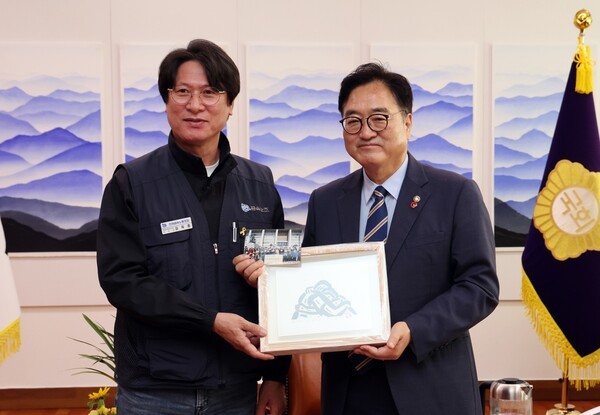 우원식 국회의장이 30일 오전 의장집무실에서 쌍용자동차 노조 김득중 지부장과 집행부, 시민단체 관계자들과 만나 노동 현안을 논의했다.[출처=국회]