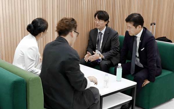 이 부회장(사진 오른쪽에서 두번째)과 코오롱FnC 유석진 대표이사(오른쪽)가 중국 유통기업 관계자들과 대화를 나누고 있다. [출처=코오롱그룹]