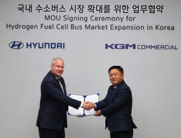 30일 현대차 울산공장에서 열린 수소연료전지공급 업무 협약식에서 현대차그룹 HMG에너지&수소사업본부 켄 라미레즈(Ken Ramirez) 부사장(왼쪽)과 KGMC 김종현 대표이사(오른쪽)가 기념 사진을 촬영하고 있다. [출처=KGMC]