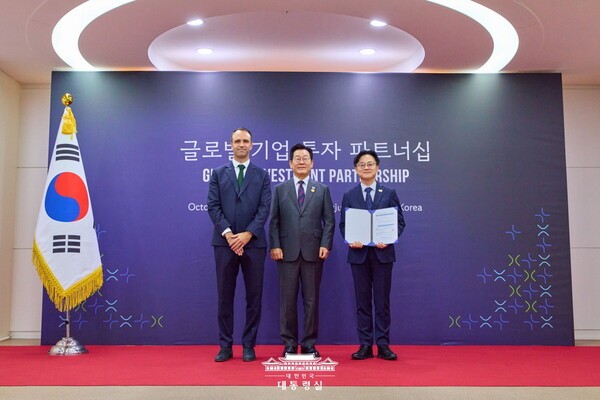 르노코리아 니콜라 파리 사장이 지난 29일 ‘APEC CEO SUMMIT KOREA 2025’의글로벌 기업 투자 파트너십 행사에서 신규 투자 계획을 정부에 전달했다. [출처=대한민국 대통령실]