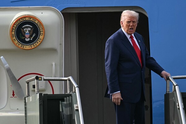 미중 정상회담 후 에어포스원에 오르는 도널드 트럼프 미국 대통령. [출처=연합]