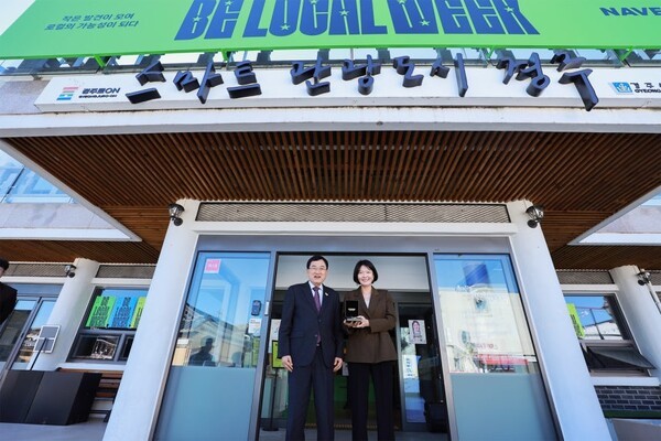 네이버 ‘비로컬위크’ 캠페인이 처음으로 열린 경주의 ‘청년감성상점’에서 주낙영 경주시장(왼쪽)과 최수연 네이버 대표가 사진을 촬영하고 있다. [출처=네이버]