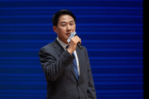 오경석 두나무 대표가 30일 경주예술의전당에서 개최된 퓨처테크포럼에서 환영사를 하고 있다. [출처=두나무]