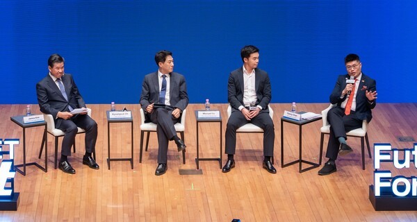 30일 열린 ‘퓨처테크포럼디지털자산’에서 (왼쪽부터) 제임스 김 주한미국상공회의소 회장(좌장), 두나무 오경석 대표, 마이클 호 아메리칸 비트코인 CEO, 대니 찬 마스터카드 APAC CISO가 ‘제도화와 융합’을 주제로 패널 토론을 진행하고 있다. [출처=두나무]