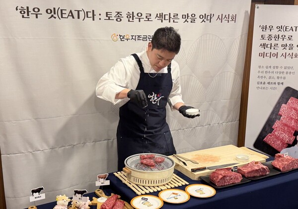 김호윤 셰프가 토종 한우 3종 그릴링을 시연하고 있다. [출처=EBN]