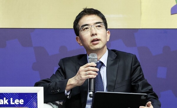 이홍락 LG AI연구원장이 30일 경북 경주시 경주예술의전당에서 열린 아시아태평양경제협력체(APEC) 정상회의 최고 경영자(CEO) 서밋(Summit)에서 '지속 가능한 혁신을 위한 차세대 AI로드맵'을 주제로 한 패널토론에 참석해 발언하고 있다. [출처=연합]