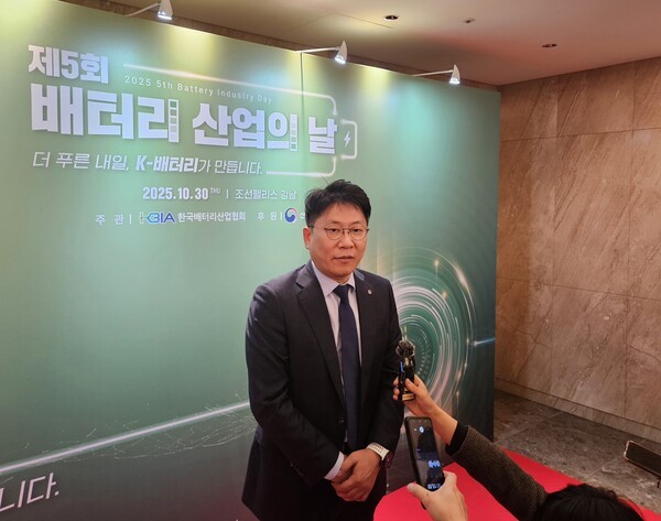 김동명 LG에너지솔루션 사장이 30일 '배터리 산업의 날' 행사에서 기자들의 질문에 답변하고 있다. [출처=진운용 기자]