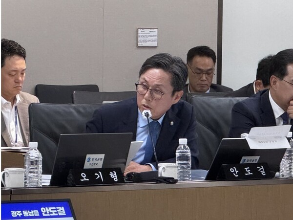 기획재정위원회 소속인 안도걸 의원은 30일 기획재정부 종합감사에서 "정부가 재원조달 '3무(無)' 원칙과 투자방식 '3필(必)' 원칙을 지켜내며 국익을 최우선으로 한 협상이었다"고 평가했다.[출처=안도걸 의원실]