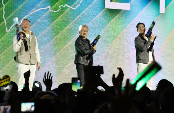 (사진 왼쪽부터)정의선 현대차그룹 회장, 젠슨 황 엔비디아 최고경영자(CEO), 이재용 삼성전자 회장이 서울 코엑스에서 열린 엔비디아의 그래픽카드(GPU) '지포스' 출시 25주년 행사 단상에 올라 퍼포먼스를 하고 있다. [출처=연합]