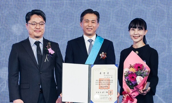 곽노정 SK하이닉스 대표이사가 서울 강남구 그랜드 인터컨티넨탈 서울 파르나스에서 열린 '제18회 반도체의 날 기념식'에서 금탑산업훈장을 수여받은 뒤 기념촬영하고 있다. (사진 왼쪽부터) 문신학 산업통상부 제1차관, 곽 대표이사, 곽 대표이사의 아내. [출처=연합]