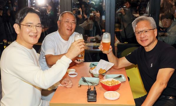 아시아태평양경제협력체(APEC) 정상회의를 계기로 한국을 찾은 젠슨 황 엔비디아 최고경영자가 30일 서울 삼성동 한 치킨집에서 진행된 이재용 삼성전자 회장, 정의선 현대차그룹 회장과 치맥 회동 중 기념촬영을 하고 있다. [출처=연합]