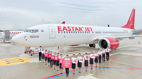 이스타항공 승무원들이 18호기 도입을 기념해 김포국제공항에서 단체 사진을 촬영하고 있다.[출처=이스타항공]