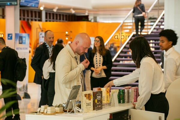 롯데그룹은 지난 6월 네덜란드 암스테르담에서 열린 ‘2025 CGF 글로벌 서밋’에 참석해 한일 원롯데에 기반한 그룹 경쟁력을 알렸다. [출처=롯데그룹]