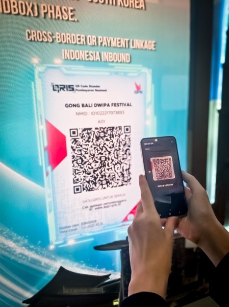 이달 30일 인도네시아 자카르타에서 열린 '2025 인도네시아 디지털금융페스티벌'에서 우리카드 모바일앱으로 현지 QR코드를 스캔해 결제하는 방식을 시연하고 있다. [출처=우리카드]